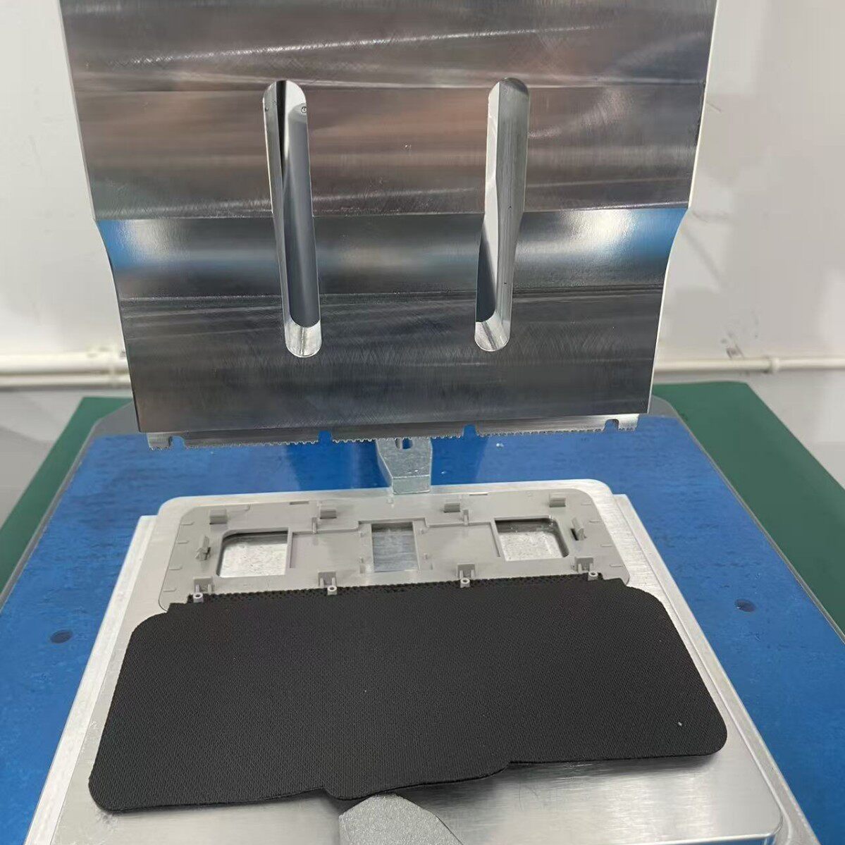 汽车化妆镜abs与pc塑料件与皮革15k2600瓦超声波模具焊头焊接机器