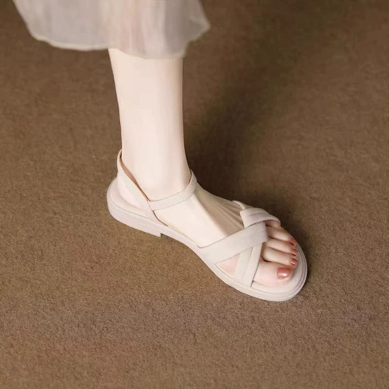 意尔康2026凉鞋女款夏季新款不累脚超火夏天软底舒适平底羊皮扣带