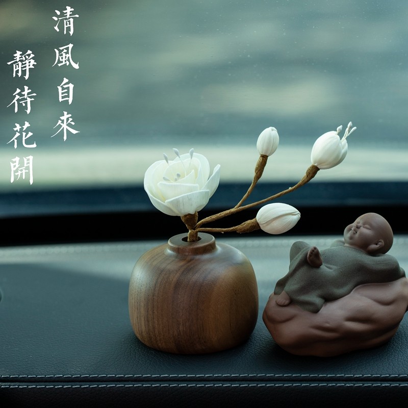 车内饰品汽车摆件男士高档大气创意个性车载香水中控台摆件装饰女