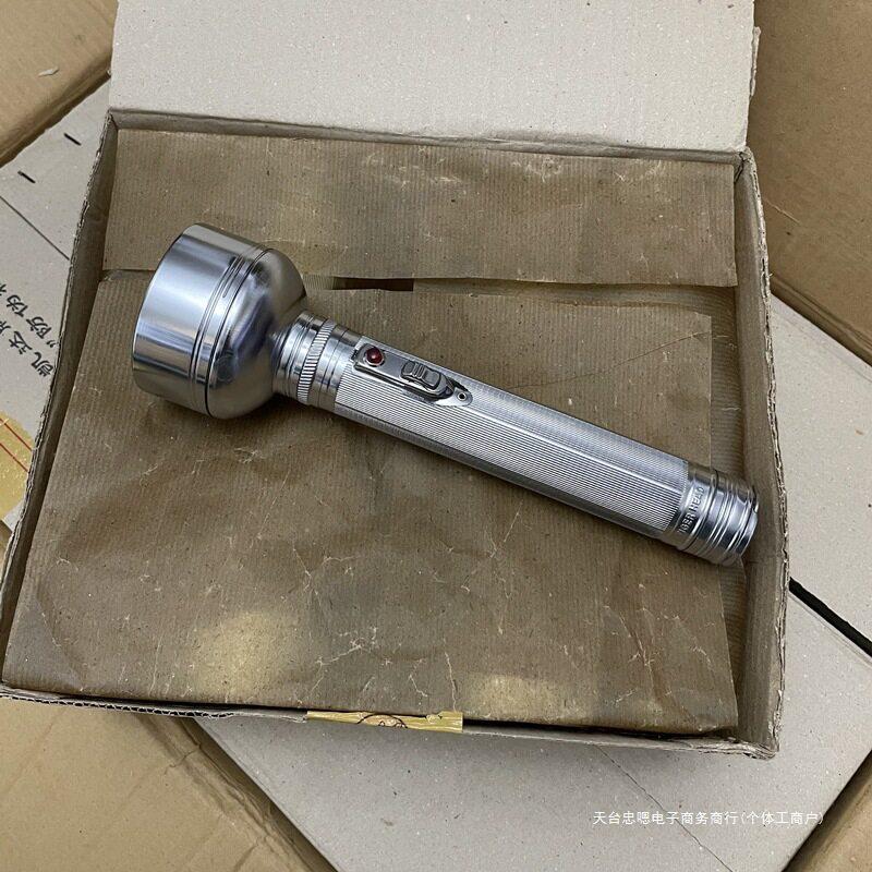 手电筒家用库存牌3节手电道具手电1号电池老式虎头暖光铁皮全新