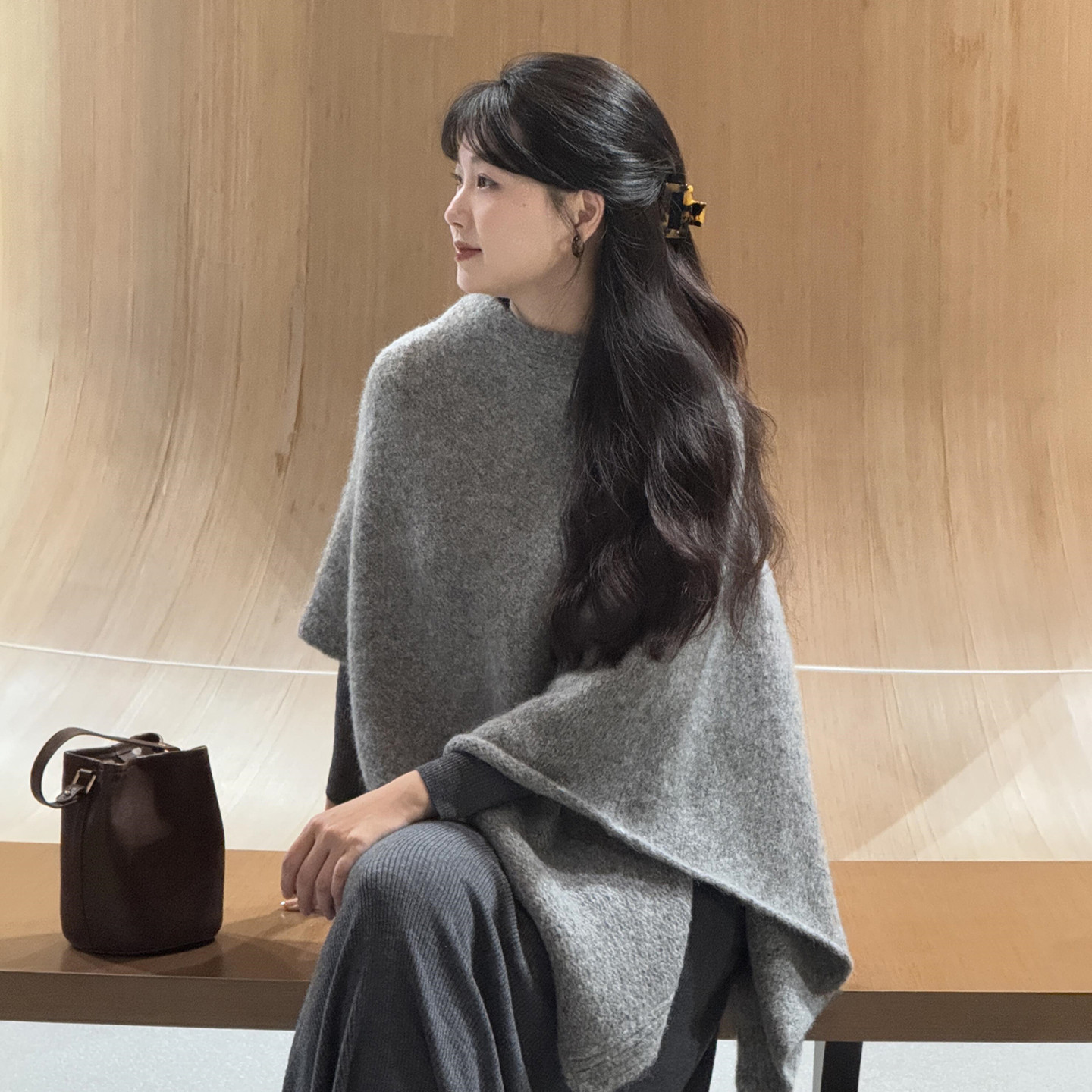 灰色慵懒高级感连衣裙子女秋冬2026新款不规则毛呢斗篷韩系一整套