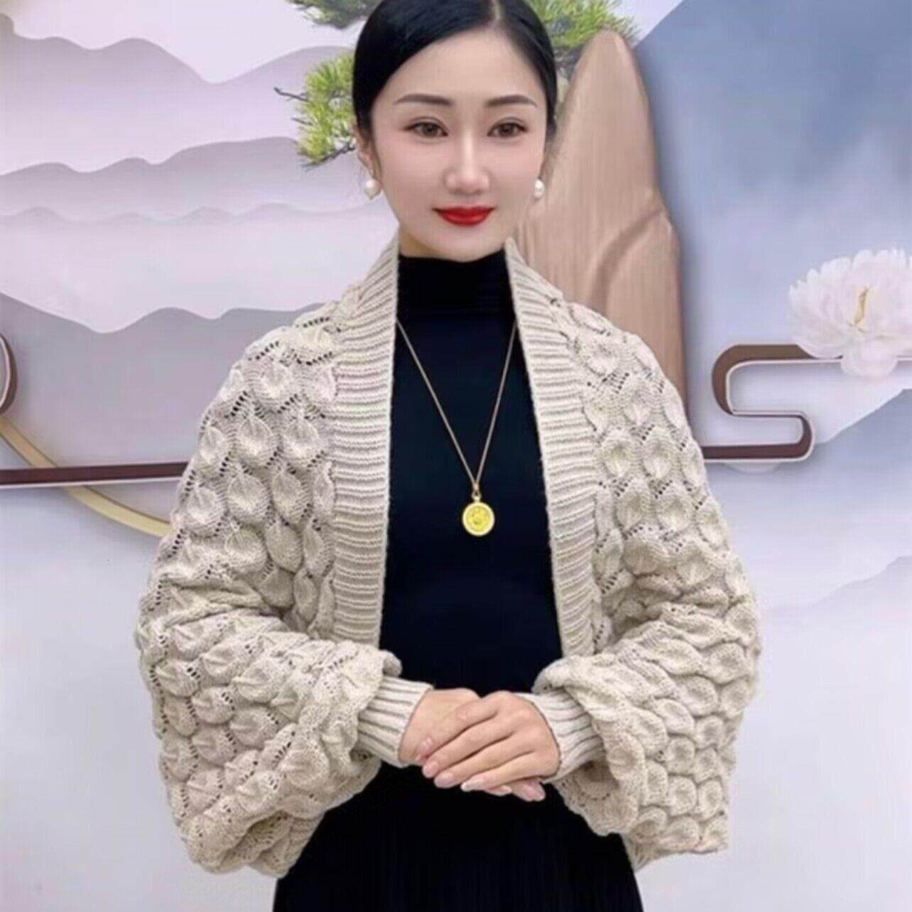 2026新款秋冬披肩女士外搭复古镂空高档洋气开衫毛线防寒保暖围巾