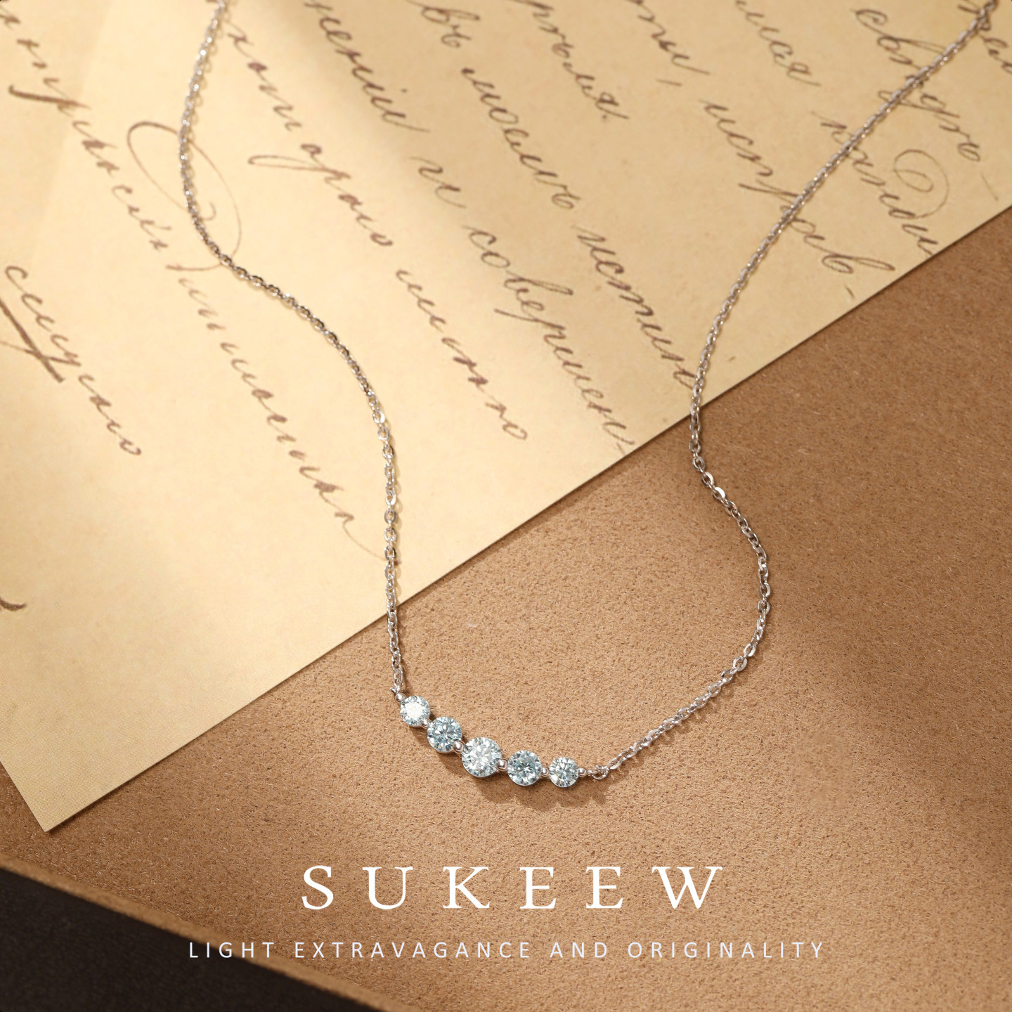 SUKEEW/酥可【星弧】轻奢蓝星超闪弧形项链240203