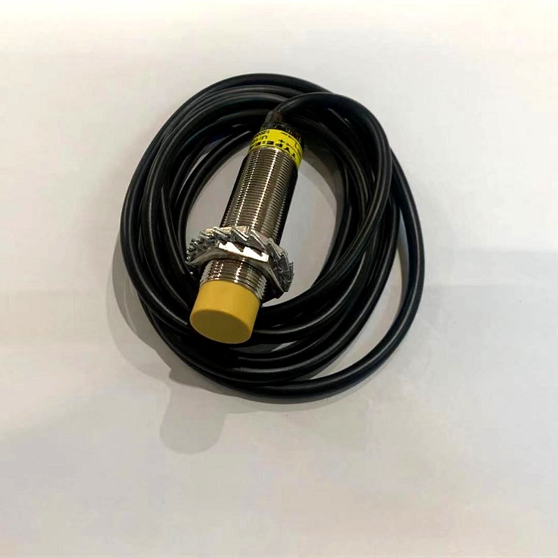 ZSM18MNL模拟量接近开关电压输出0-10V线性位移传感器 距离0-8MM