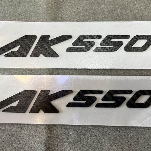 光阳AK550改装黑化碳纤维车标