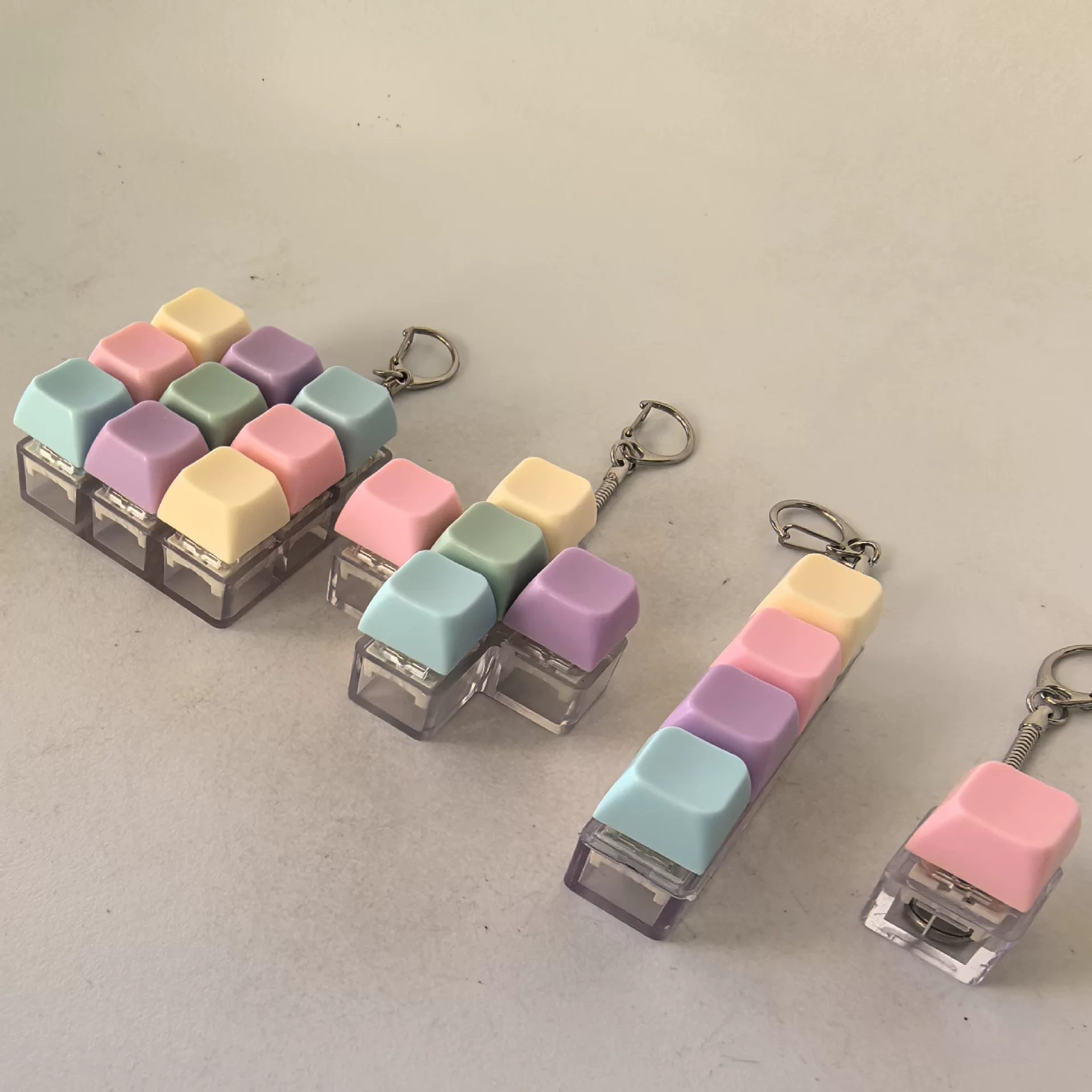 一字型四键按压键盘玩具试轴器解压钥匙扣挂件浅色马卡龙解压玩具