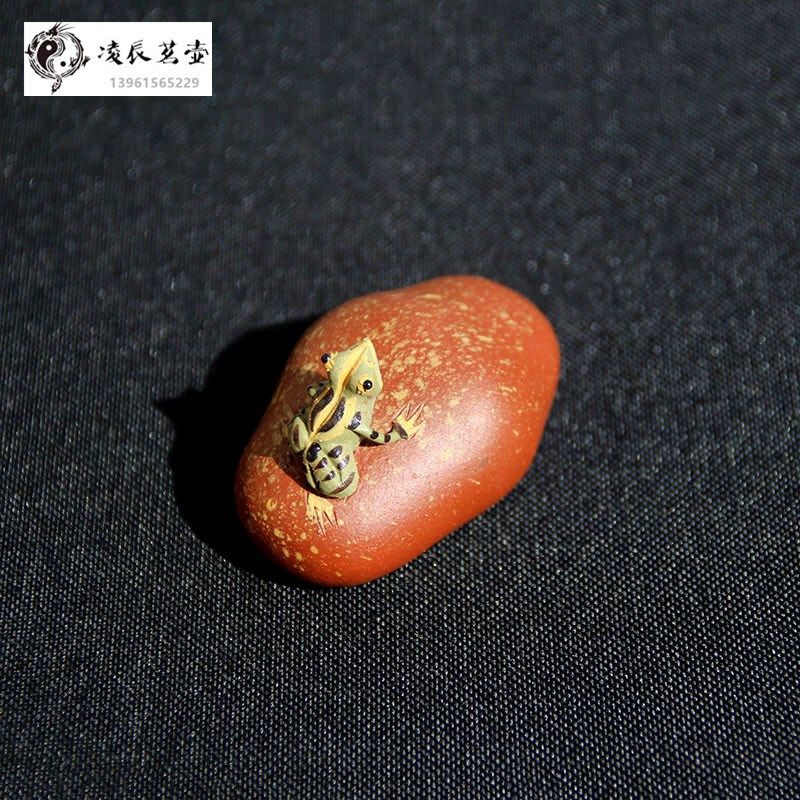 紫砂喷水茶宠红色石头青蛙个性创意茶玩工艺品茶道零配茶盘小摆件