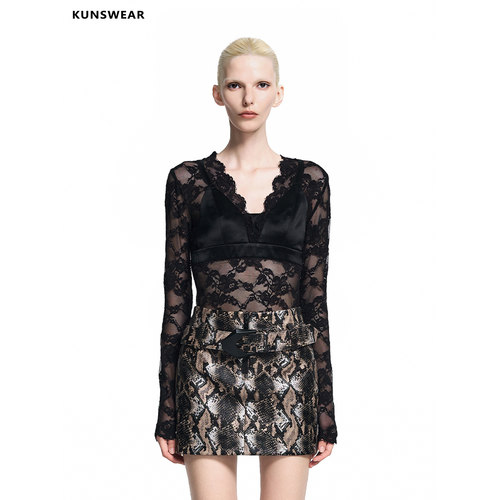 KUNSWEAR/琨丝薇尔26FA 复古性感蕾丝V领收腰拼接上衣 846004170