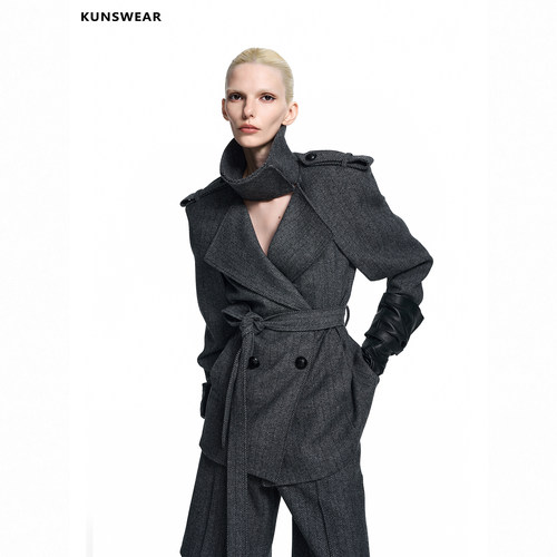 KUNSWEAR/琨丝薇尔26FA 深灰肌理感人字纹立领风衣外套 846002260