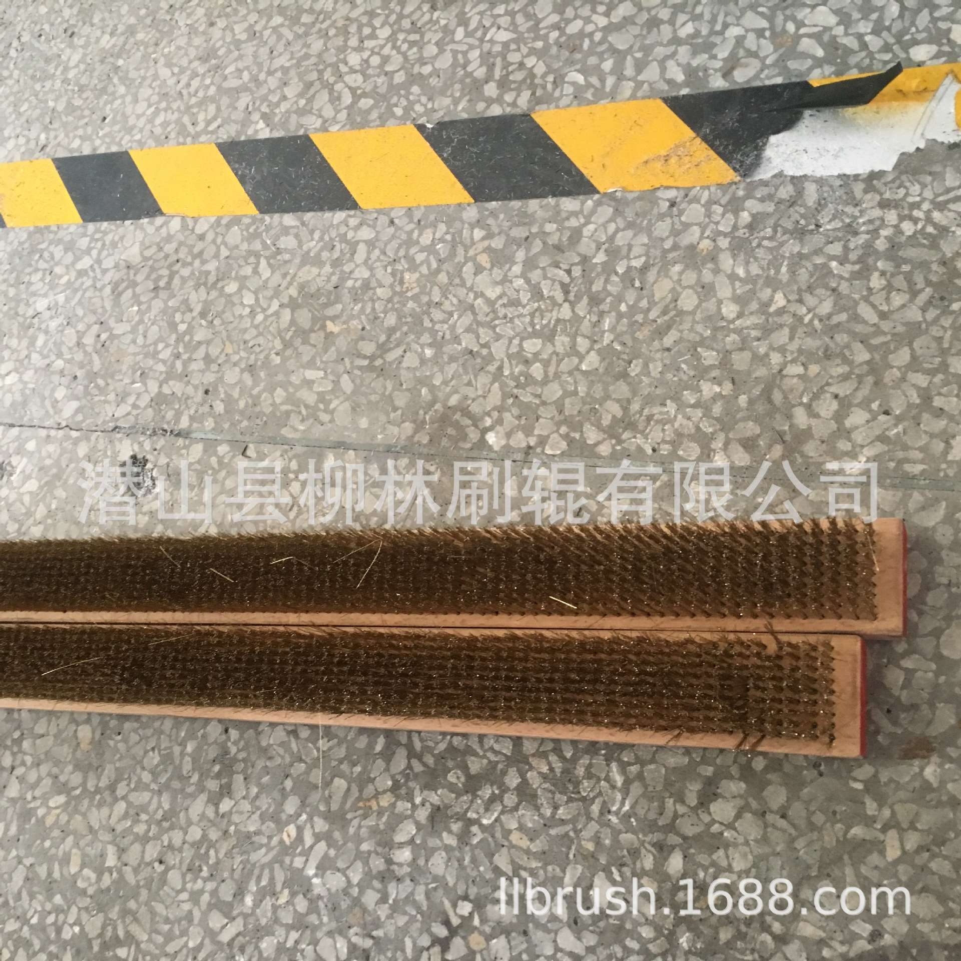 镀铜钢丝木头条刷 耐高温毛刷条密封排刷 水泥砖机木柄钢丝条刷
