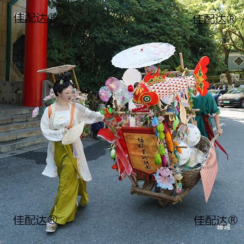 民间中秋布置户外古风集市摆摊货郎车装饰古装卖货郎古老手推车