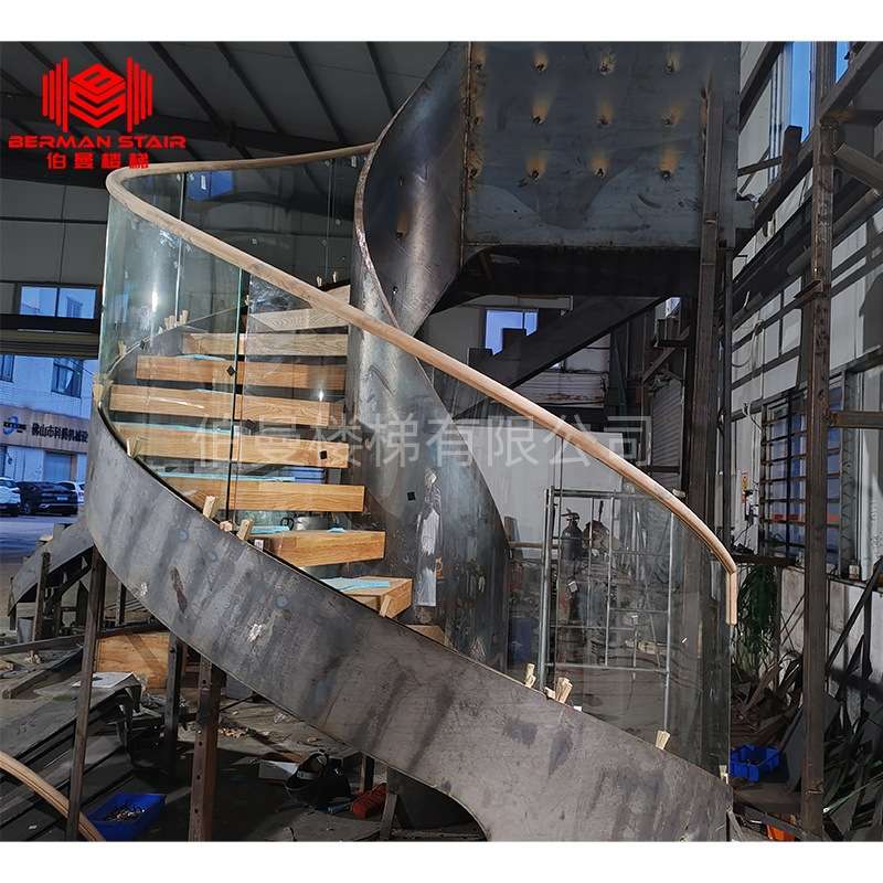 欧美热销旋转楼梯室内钢化玻璃护栏扶手红橡木踏步铝合金弧形楼梯