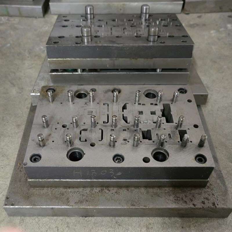 【快速模具】东莞凤岗厂家精密五金弹片CR12材质高速冲压模具