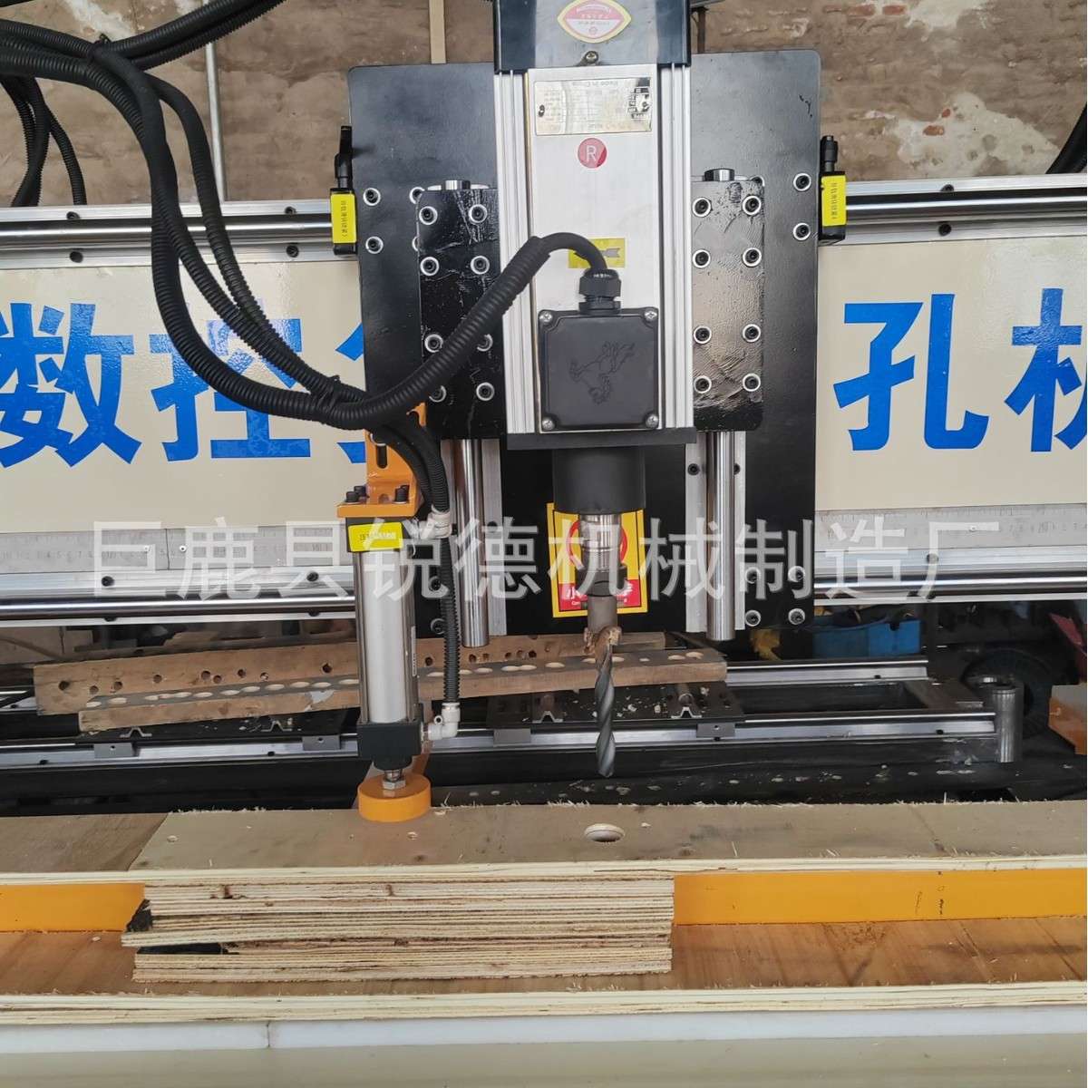木材钻孔机设备多头木材钻木家具腿钻孔设备多头可调钻机加工钻孔