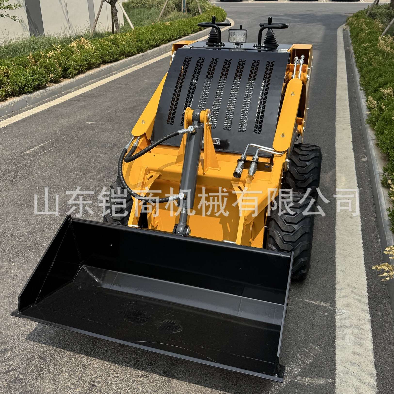多功能滑移装载机汽油四驱家清粪农用车养殖柴油建筑工地铲车