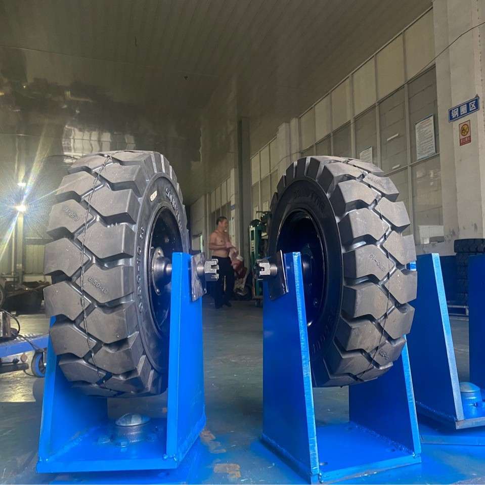 隧道开挖挂布台车实心轮直径560cm通轴独轮万向转向轮650-10轮胎