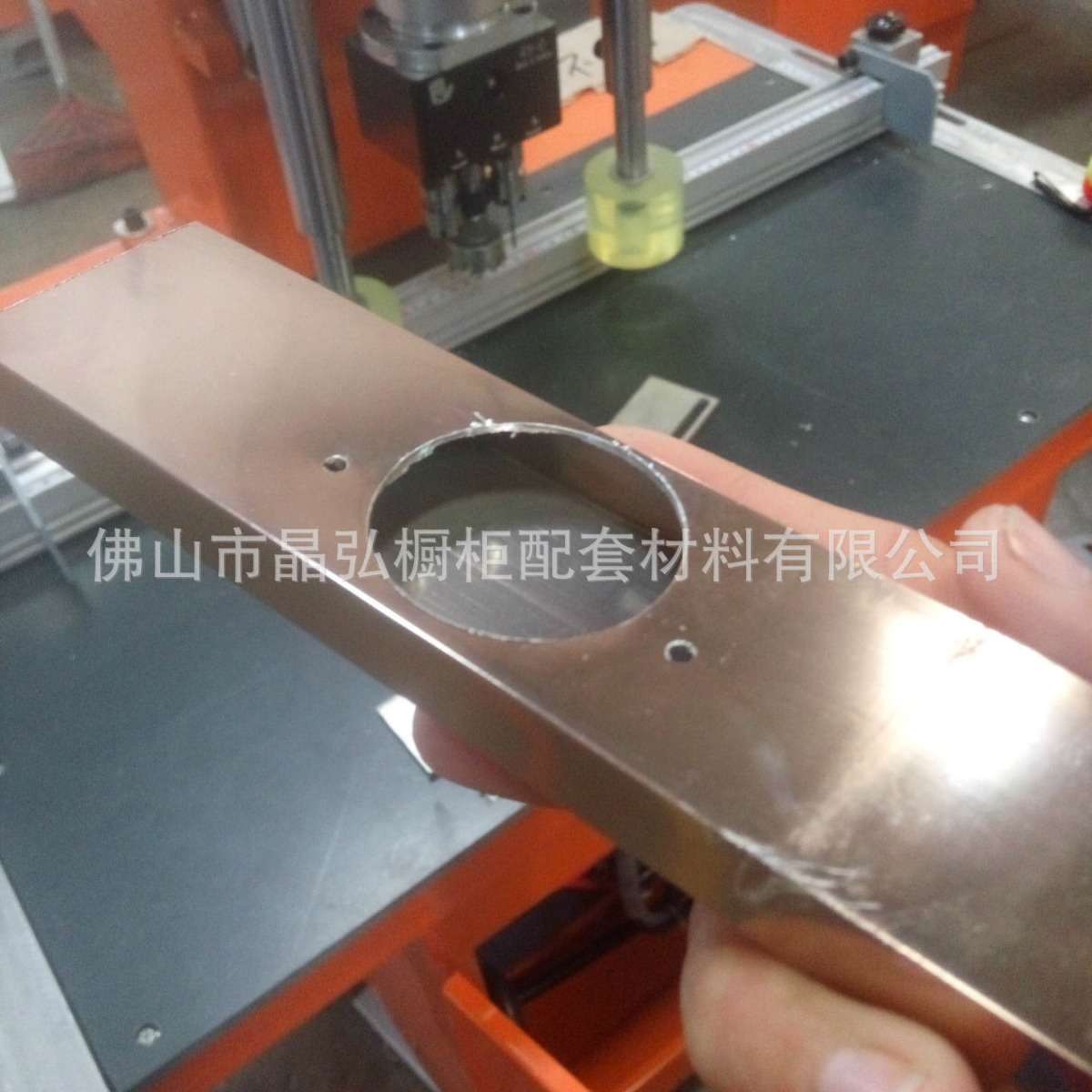 供应晶钢门铰链钻孔机全铝家居浴室柜铝材钻孔机UV橱柜门板铰链钻