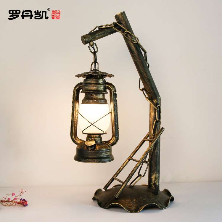 复古装饰台灯 创意客厅卧室铁艺台灯老式煤油灯经典马灯书房台灯