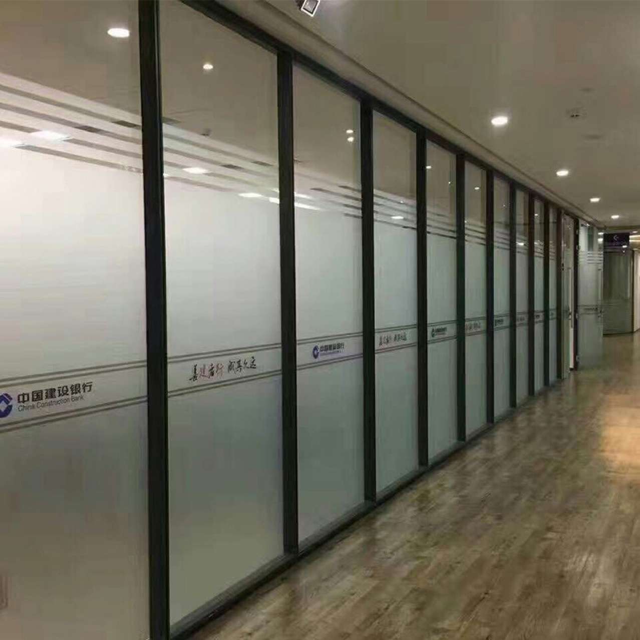 广东办公室玻璃间隔墙铝材铝合金玻璃隔断铝型材现货厂家