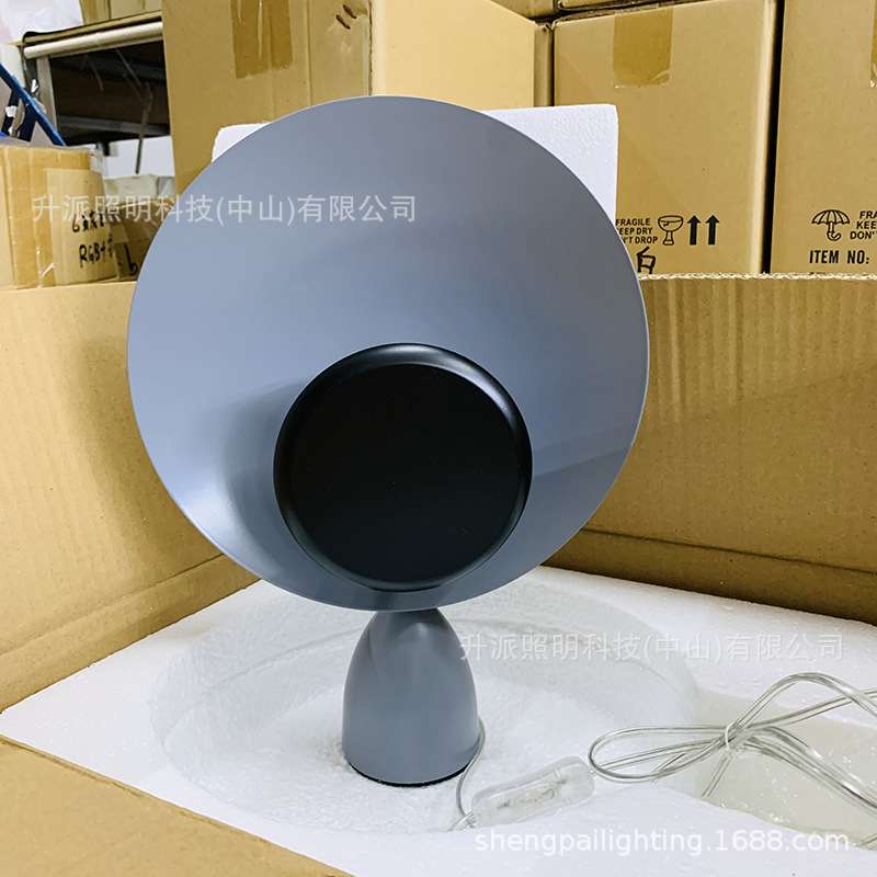 北欧创意充电触摸台灯简约个性卧室床头灯设计师样板间桌面装饰灯