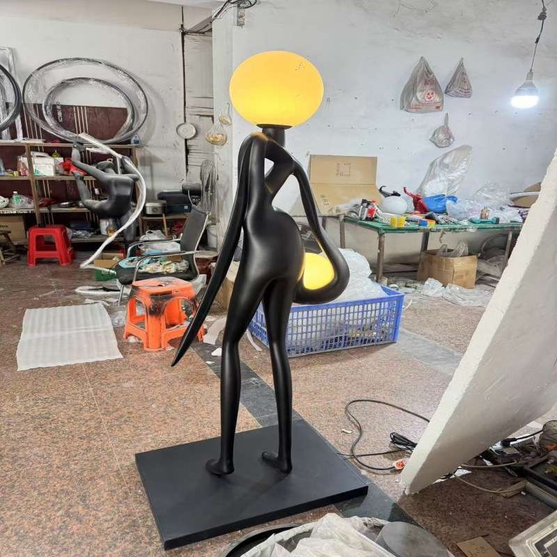 新款迎宾人物后现代落地灯人体雕塑带灯创意展厅艺术酒店大堂摆件
