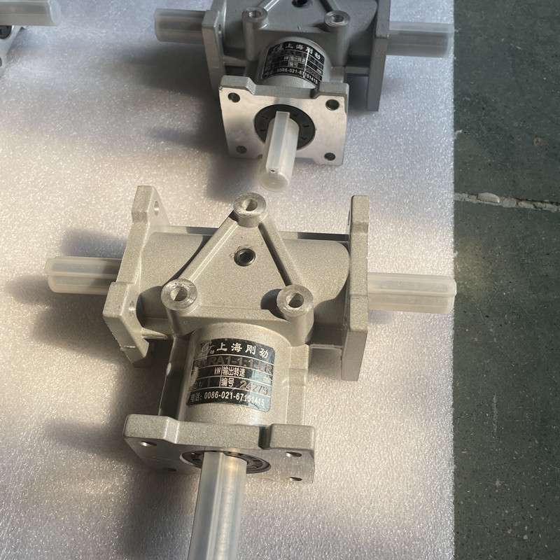 微型齿轮箱ARA1十字转向器小型90度直角换向器齿轮箱十字换向器