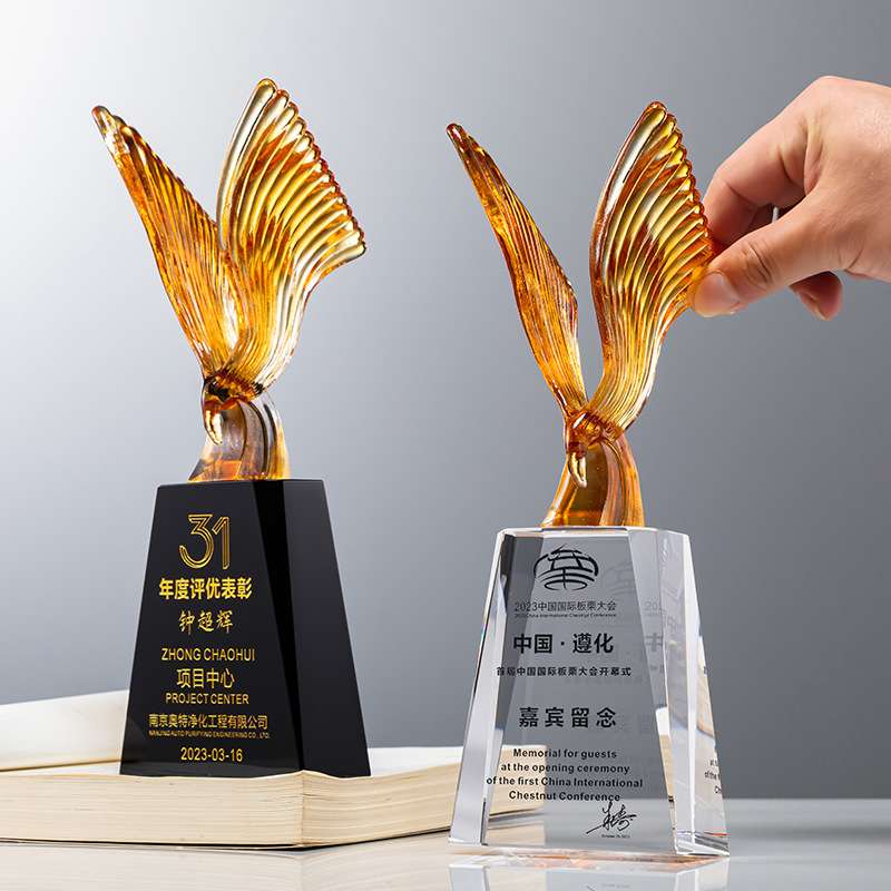 雄鹰展翅琉璃奖杯厂家 企业年会优秀员工荣誉颁奖水晶纪念奖杯