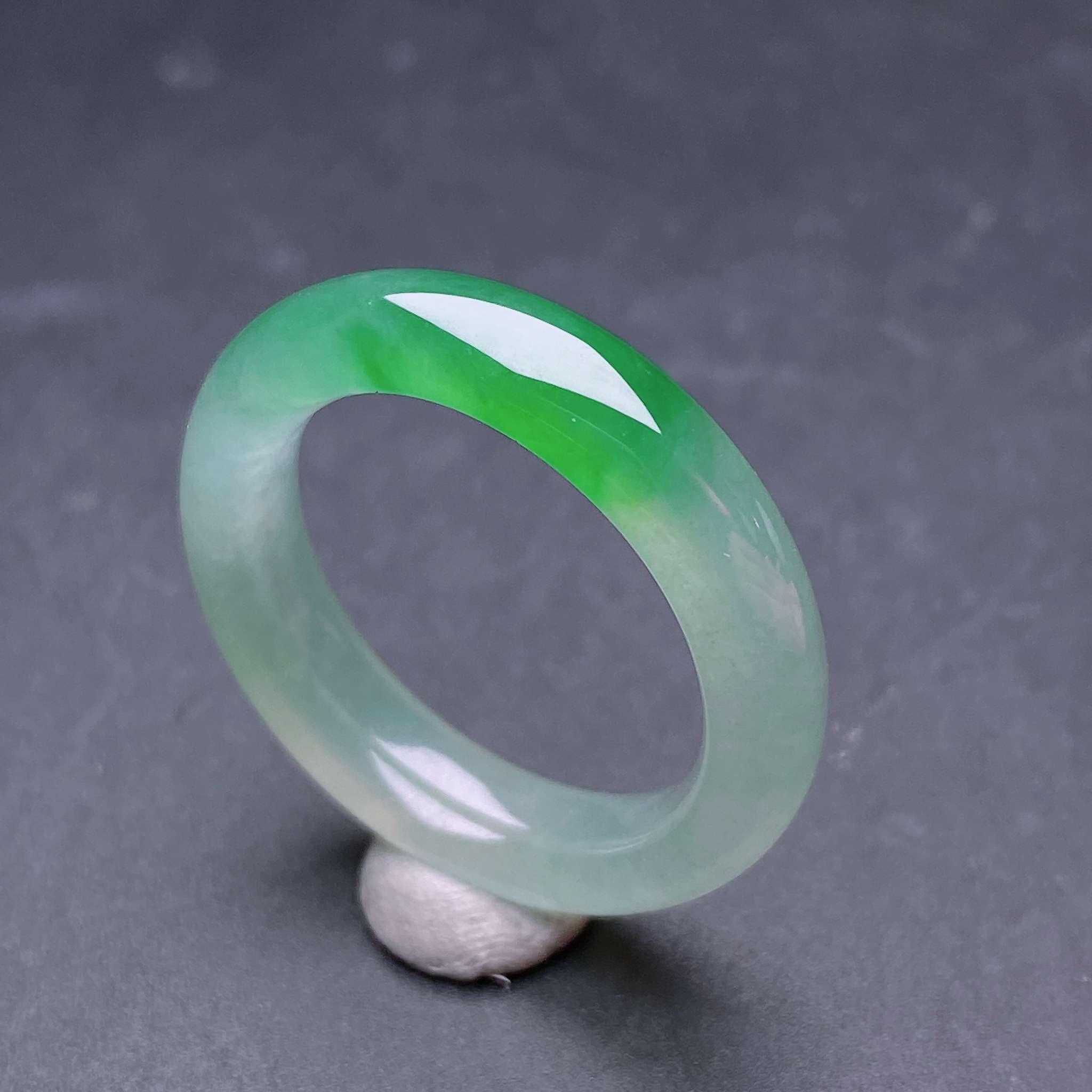 缅甸天然翡翠a货冰绿指环xqa尺寸:18.7-5.3-4mm 圈口18