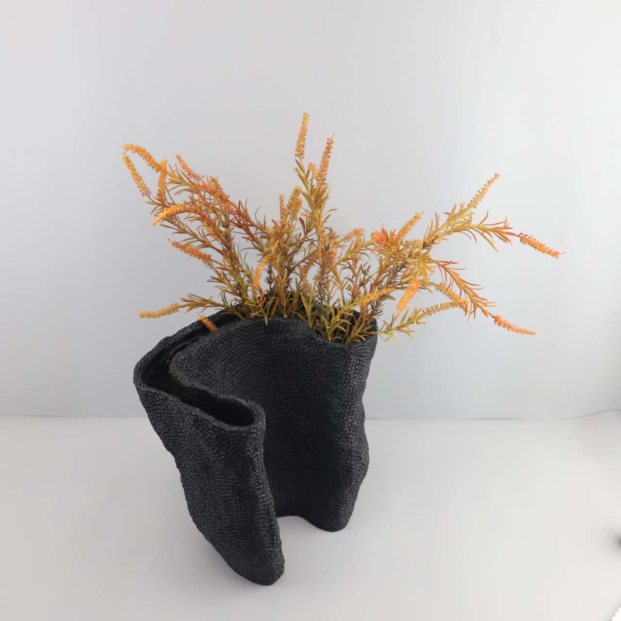 现代简约黑色树脂蜂窝U形花器摆件 客厅茶几玄关样板房家居装饰品