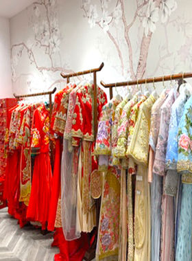 新中式服装展示架中国风复古嫁衣秀禾服衣架落地实木新娘服陈列架