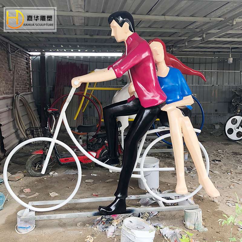 玻璃钢彩绘抽象骑单车情人步行街情侣雕塑彩绘骑单车情侣人物雕塑