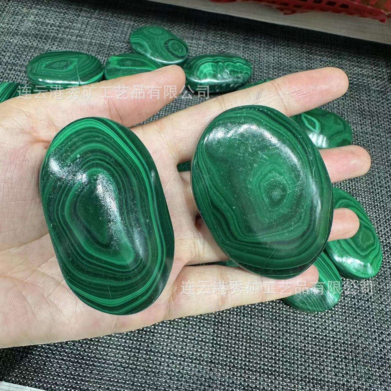 厂家 天然水晶孔雀石手把件水晶原石打磨随圆解压掌心石把玩