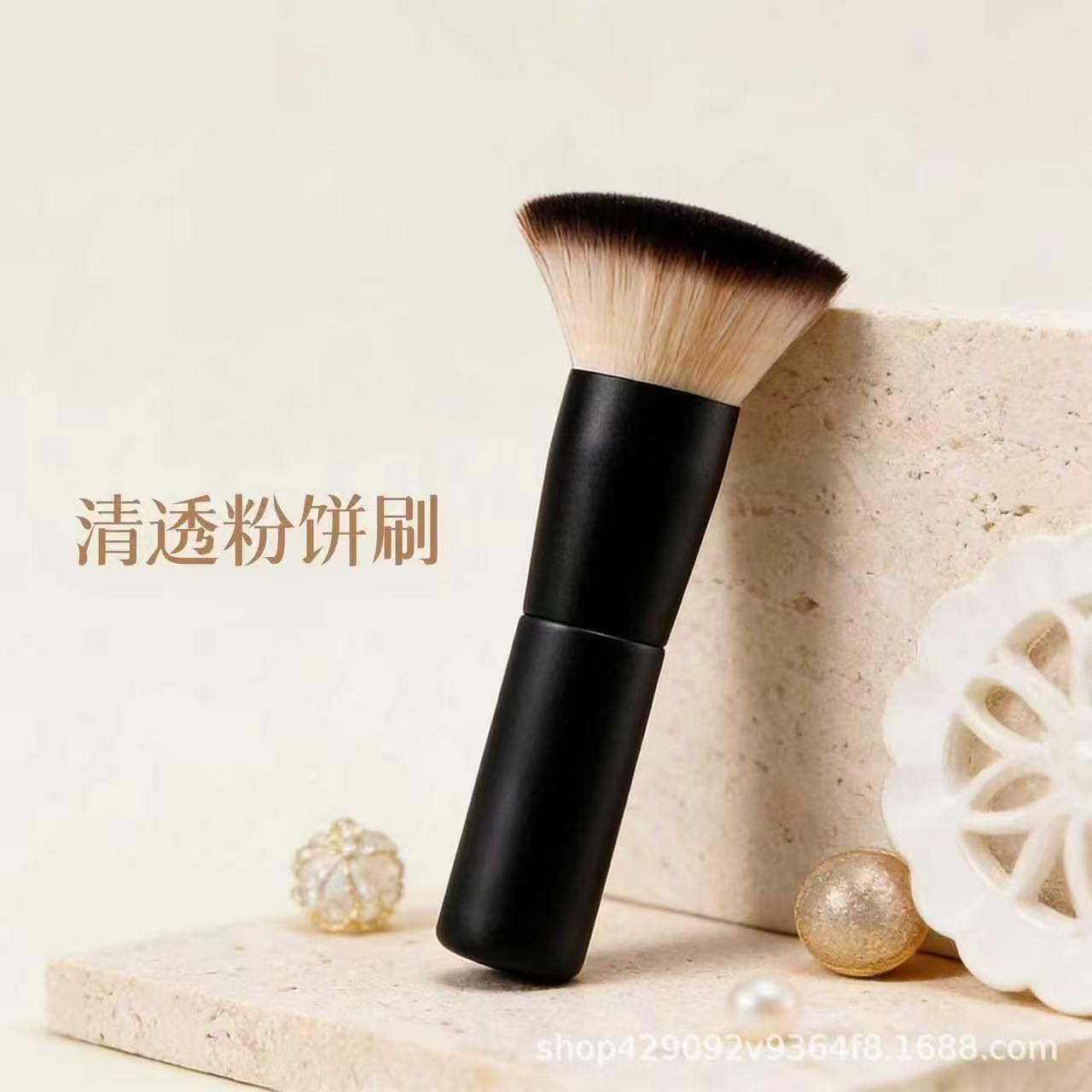 新款小胖墩平头粉饼刷超柔软纤维毛新手便携面部定妆身体护理m