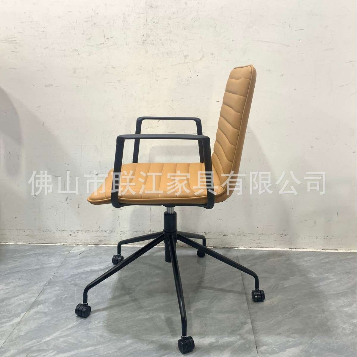 现代皮革办公椅久坐舒适职员电脑椅子铁艺休闲会客椅接待椅会议椅