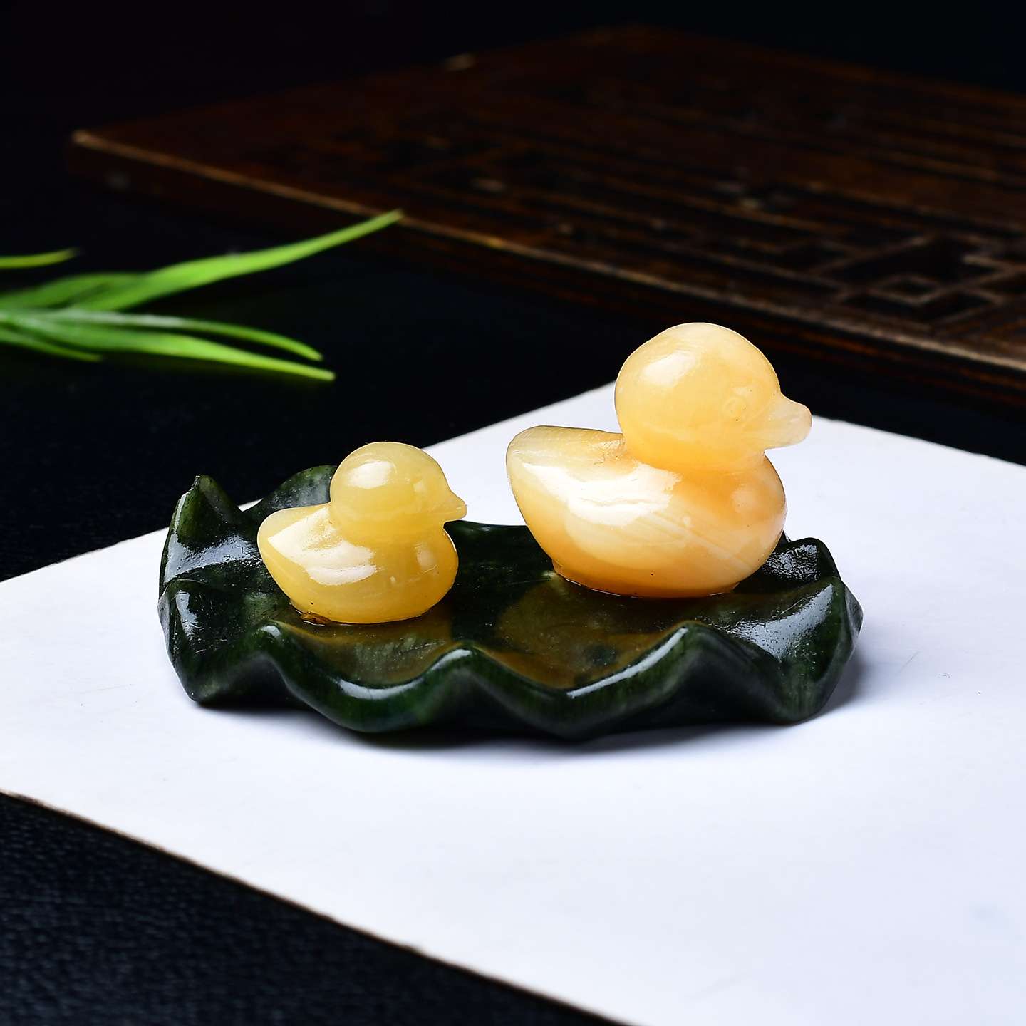 天然黄玉小鸭子摆件岫玉底座原石雕刻家居客厅办公室创意装饰品