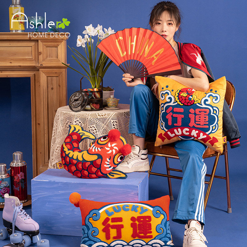 爱诗乐锦鲤抱枕喜庆装饰摆件新中式客厅沙发靠垫红色婚房靠枕