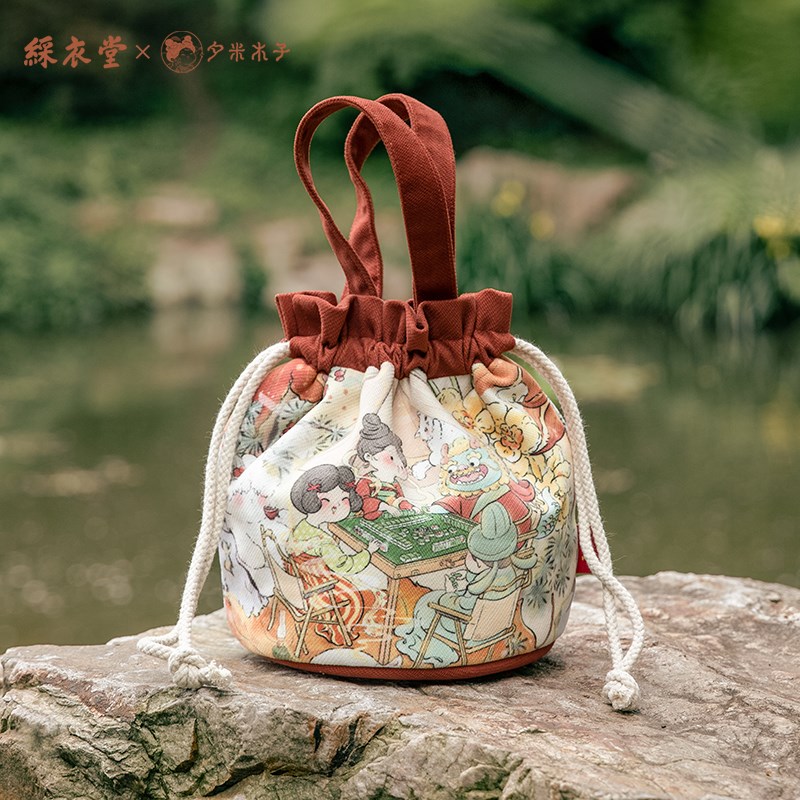 彩衣堂夕米木子国风新年抽绳束口袋手提拎遛弯斜挎水桶领证包礼物