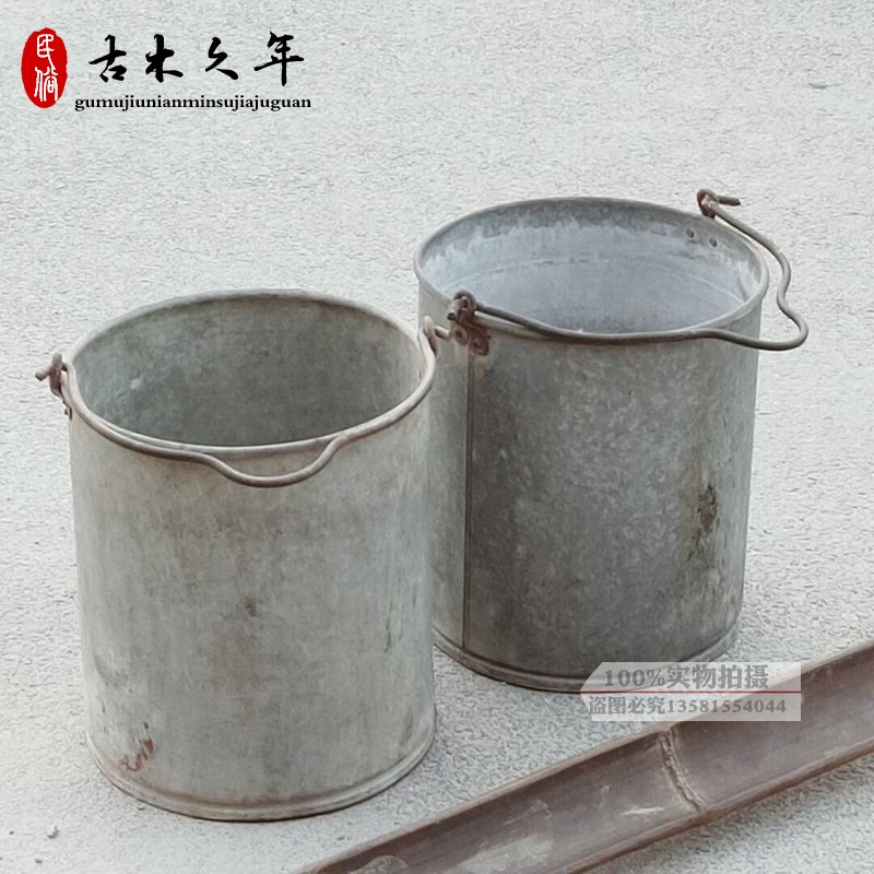 怀旧老物件老水桶老式铁桶农村旧水桶民俗民间水桶挑子老扁担挑子