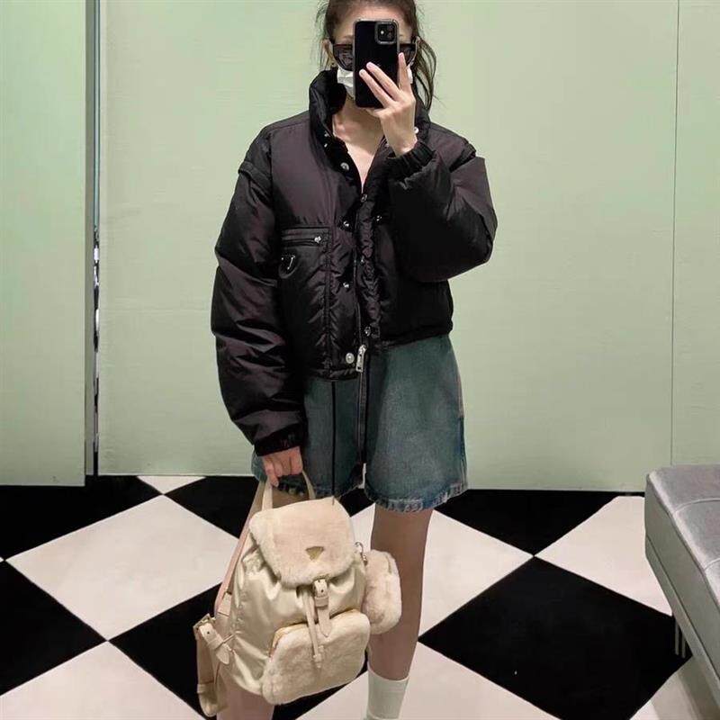 2025新款三角金属加厚连帽立领短款面包羽绒服可拆卸袖子马甲外套