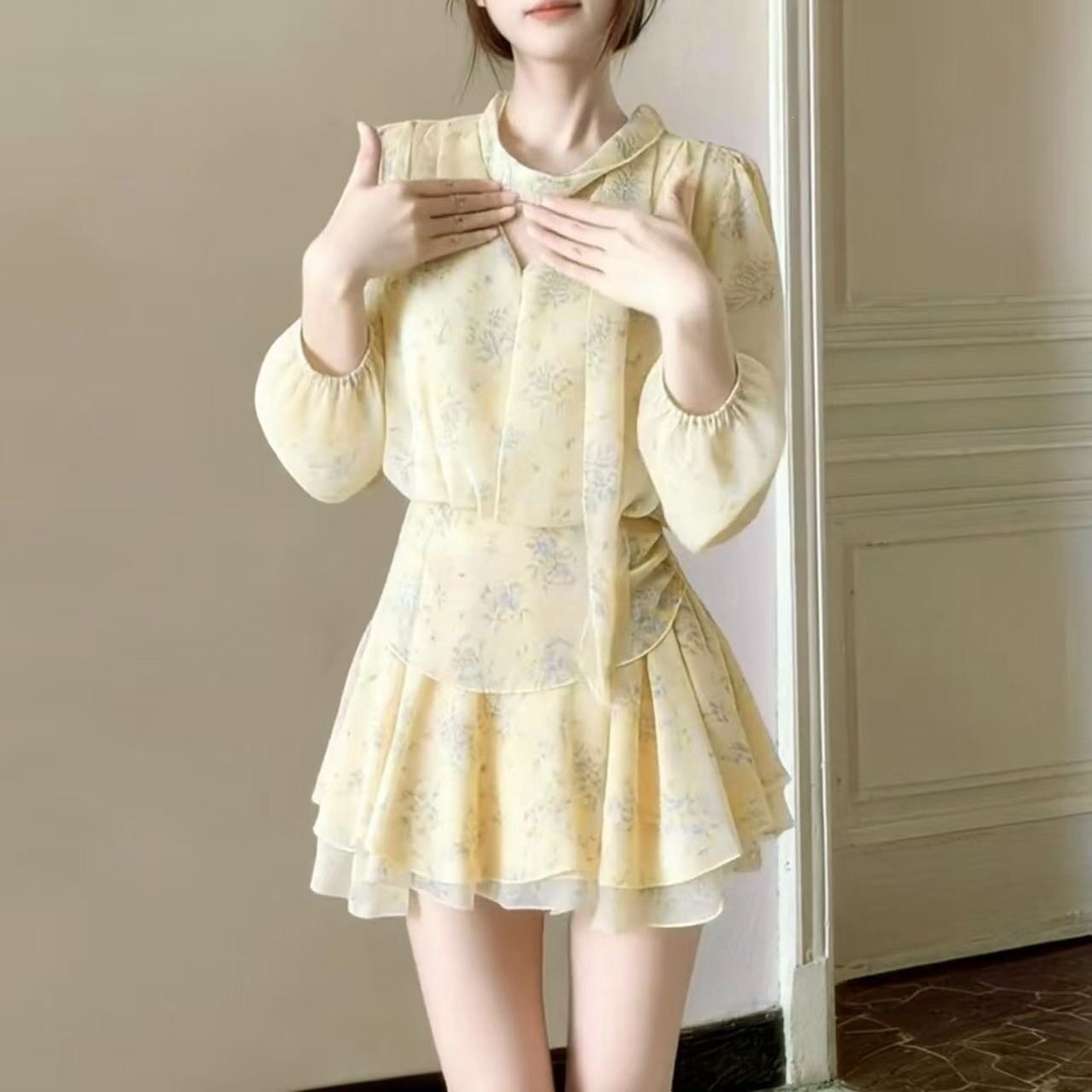 茶歇度假温柔风碎花领长袖连衣裙女春夏季浅黄色飘带收腰短裙子
