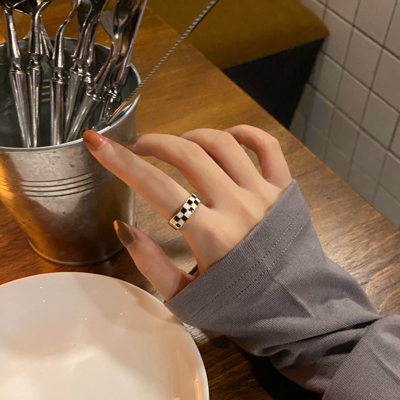 小众设计黑白棋盘格纹戒指女ins博主同款复古食指戒简约金属指环