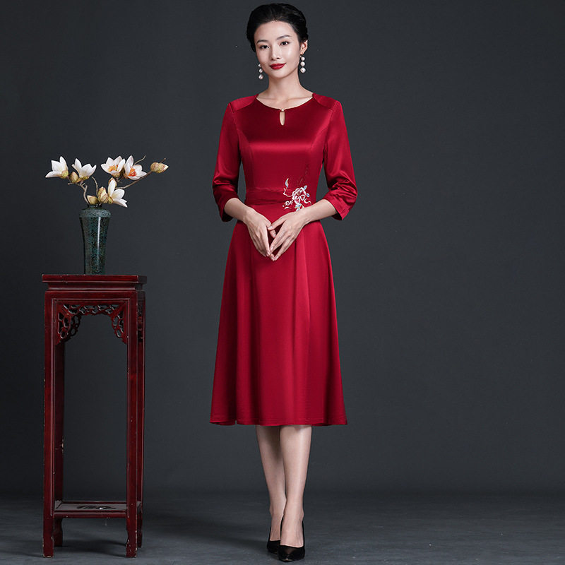 2026年夏款时尚刺绣复古旗袍年轻妈妈装连衣裙喜婆婆气质宴会旗袍