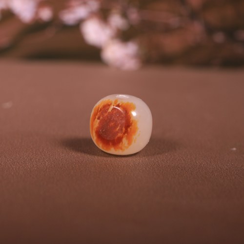 天然新疆和田玉籽料红皮白玉散珠