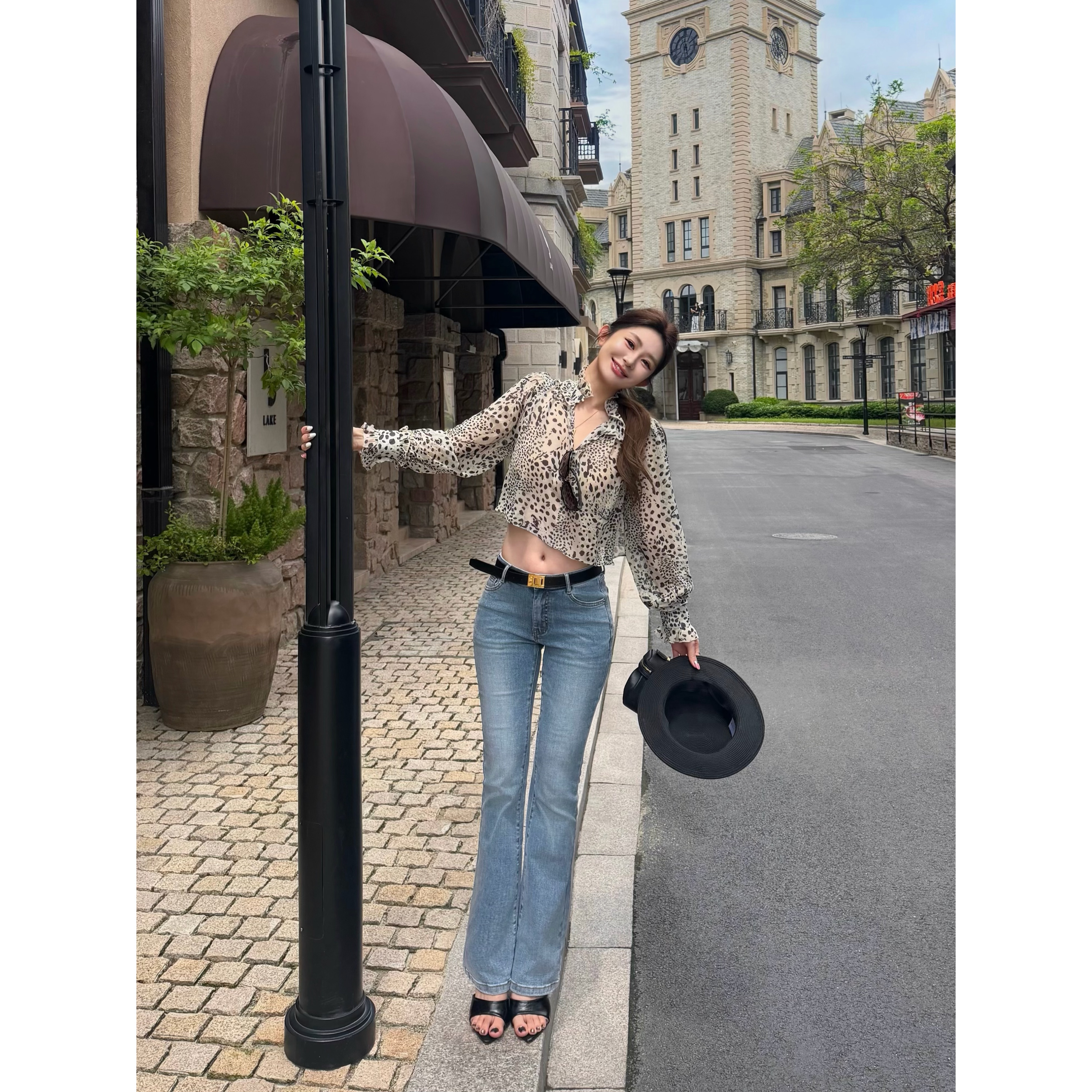 高腰提臀显腿长微喇裤牛仔裤女