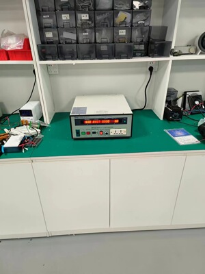 欧阳华斯3KVA变频电源出货深圳输出120V60HZ测试暖风机