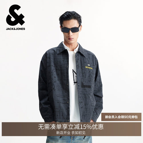 宽松版型，翻领领型，衣身满印图案，