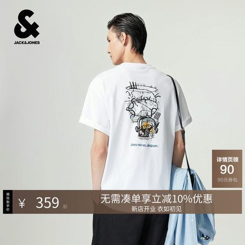 微宽松剪裁搭配不易变形的罗纹圆领