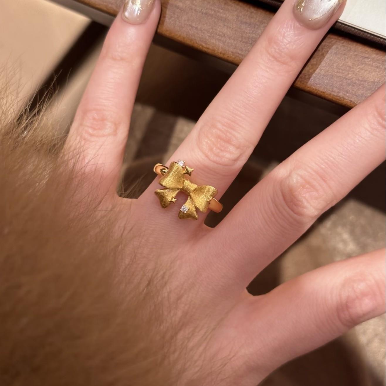新款拉丝星光蝴蝶结戒指女甜美可爱感时尚镀18K金百搭可调节指环