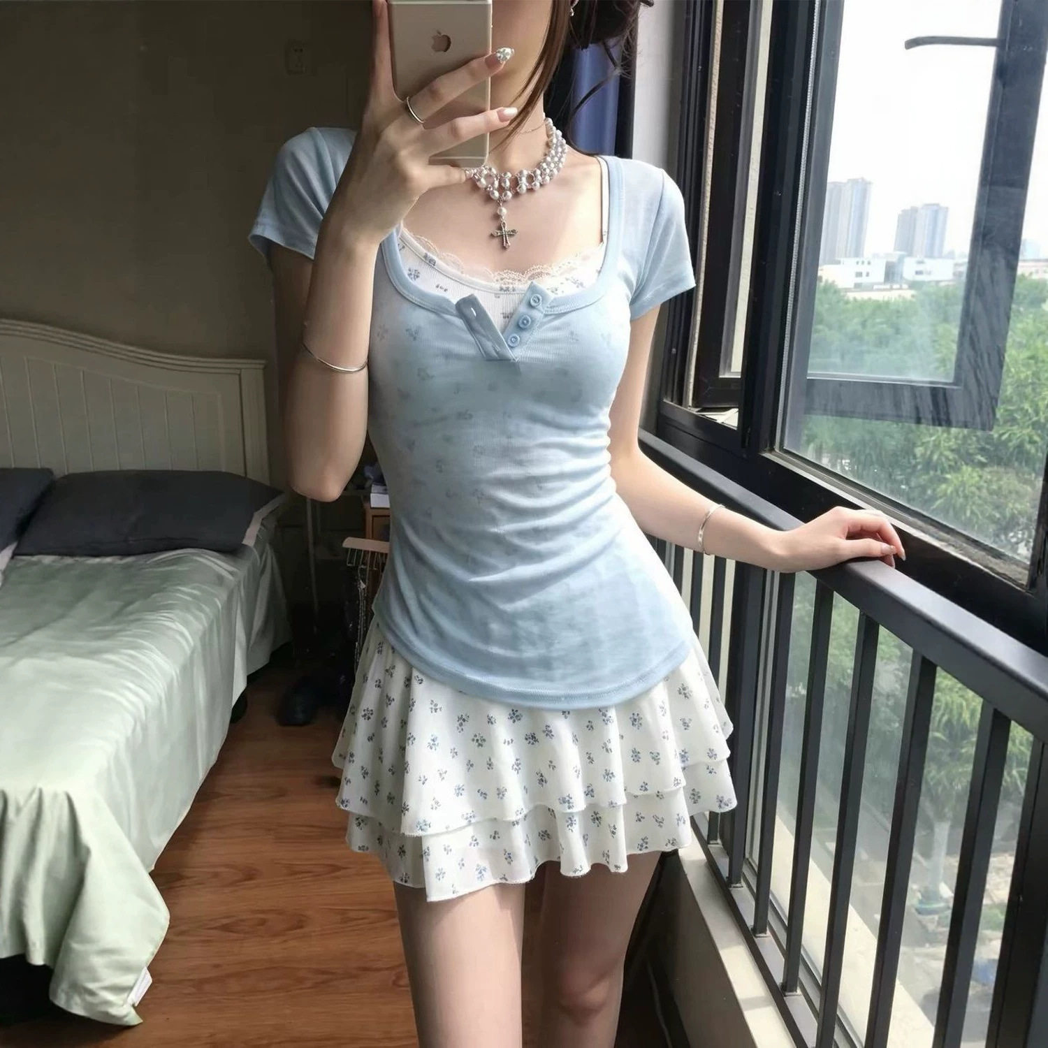 甜美少女风蓝色方领短袖恤上衣女夏季收腰显瘦碎花吊带裙两件套装