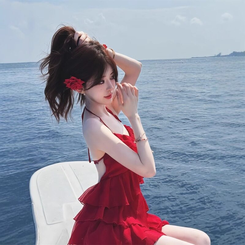 红色吊带连衣裙女2026夏季新款纯欲辣妹度假风显瘦A字短裙蛋糕裙